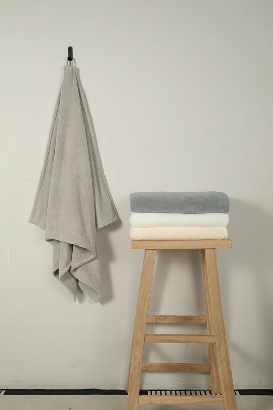 Light Grey Medium & Large Bath Towel - منشفة حمام رمادي فاتح متوسطة وكبيرة الحجم - DrSleeep.ae