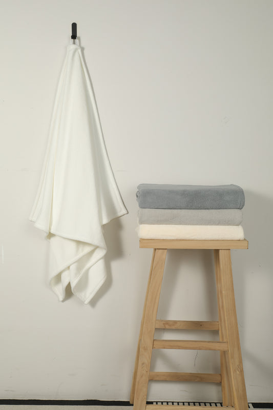 White Medium & Large Bath Towel - منشفة حمام بيضاء متوسطة وكبيرة الحجم - DrSleeep.ae